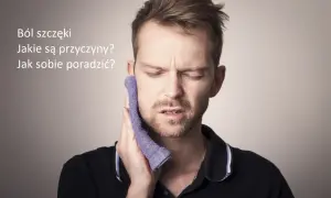 Mężczyzna z bólem szczęki w zawiasach po jednej stronie, przykłada do policzka zimny okład.