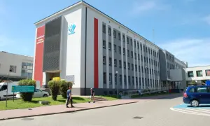 Budynek Wojewódzkiego Szpitala Zespolonego w Kielcach z napisem na fasadzie.