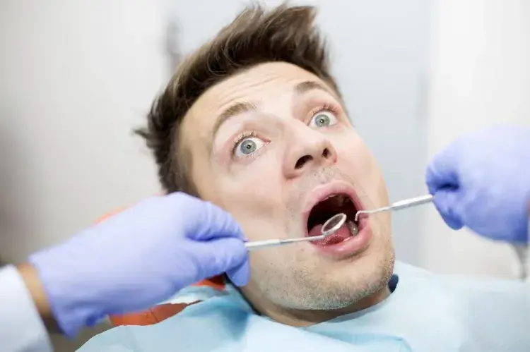 Co dentysta wkłada do zęba po usunięciu? Poznaj 5 kluczowych opatrunków