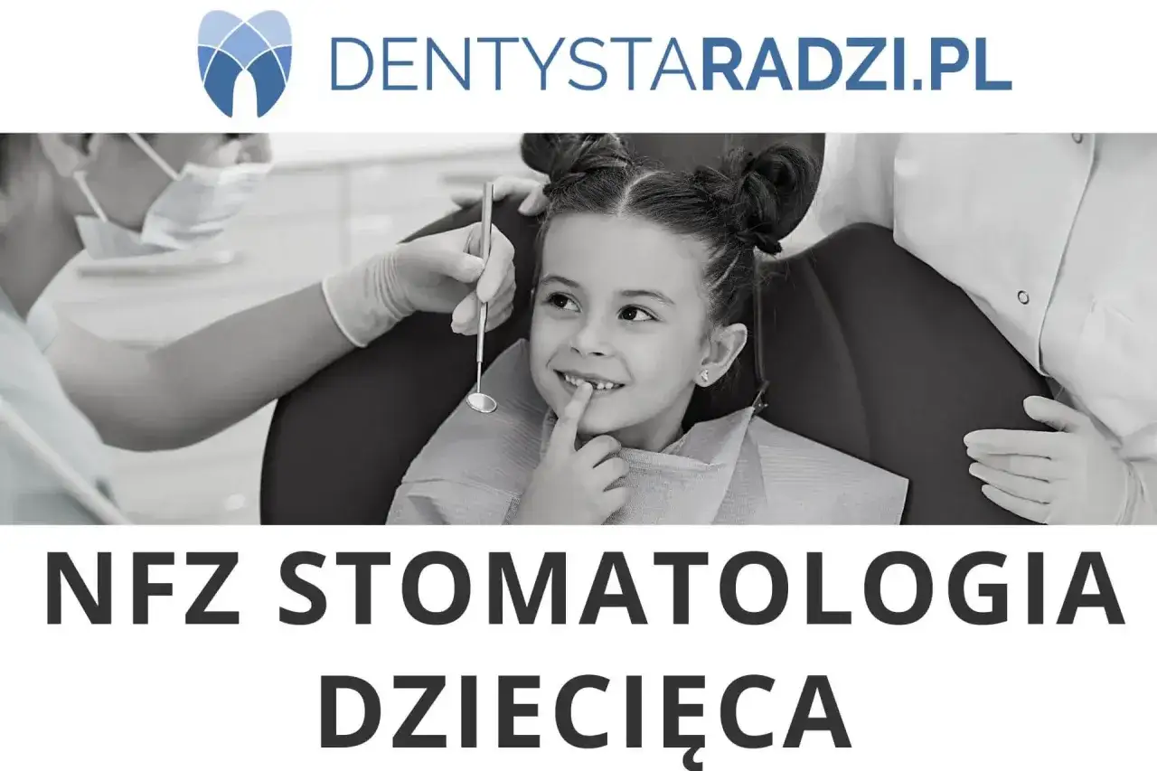 Uśmiechnięta dziewczynka u dentysty, przygotowująca się do zabiegu, być może ekstrakcji zęba. NFZ stomatologia dziecięca.