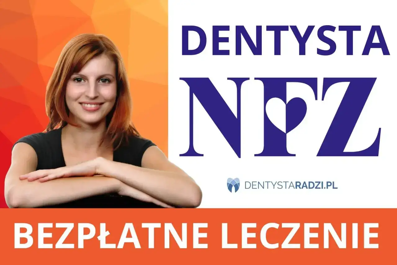 Uśmiechnięta kobieta obok logo 