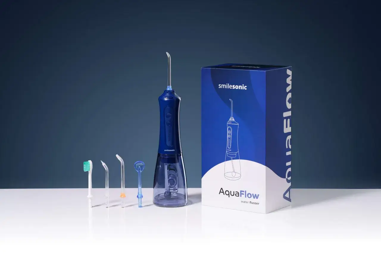 Niebieski irygator Smilesonic AquaFlow z akcesoriami i pudełkiem. Idealny do higieny jamy ustnej, często pojawia się w irygator ranking.