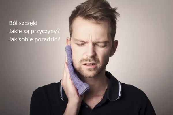 Mężczyzna z bólem szczęki w zawiasach po jednej stronie, przykłada do policzka zimny okład.
